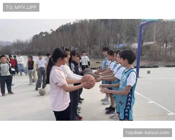 CBA你我TA公益活动走进西藏，王哲林指导当地青少年进行篮球训练